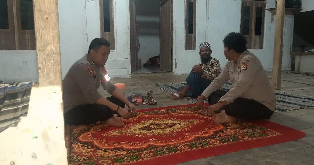 Anggota Polsek Angsana Laksanakan Patroli Dialogis di Desa Angsana 7 WhatsApp Image 2024 08 10 at 06.09.18