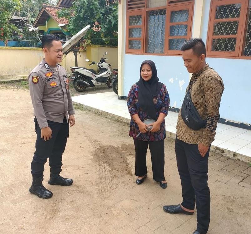 Kanit Sabhara Polsek Carita, Bripka Yohan, Laksanakan Patroli Dialogis ke Kantor Kecamatan Carita 10 WhatsApp Image 2024 08 10 at 06.14.23