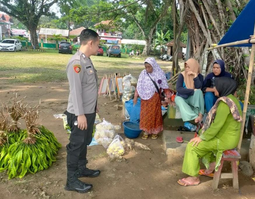 Kanit Sabhara Polsek Carita, Bripka Yohan, Laksanakan Patroli Wisata dan Berdialog dengan Pedagang Keliling di Pantai 1 WhatsApp Image 2024 08 10 at 06.15.58