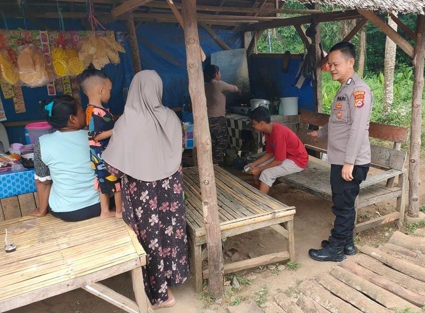 Kanit Sabhara Polsek Carita, Bripka Yohan, Laksanakan Patroli Siang dan Mendengar Curhatan Masyarakat di Desa Sukajadi 2 WhatsApp Image 2024 08 10 at 06.20.32