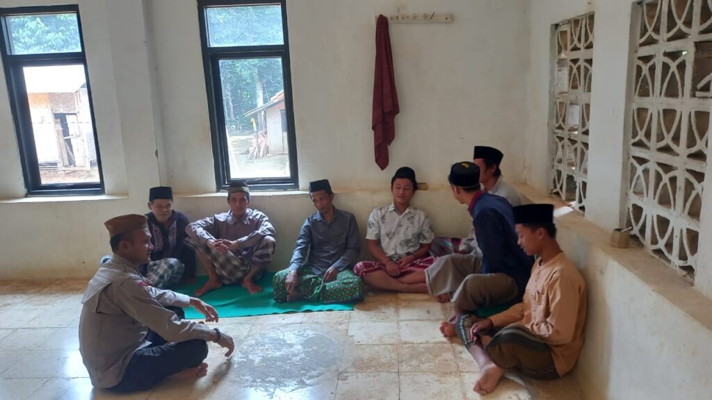 Bhabinkamtibmas Polsek Carita, Berdialog dengan Santri di Desa Cinoyong, Beri Himbauan Jauhi Narkoba dan Minuman Keras 4 WhatsApp Image 2024 08 10 at 06.23.44