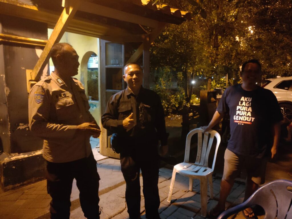 Kanit Binmas Polsek Carita Laksanakan Patroli Malam ke Hotel dan Beri Himbauan kepada Petugas Keamanan 5 WhatsApp Image 2024 08 10 at 06.25.27