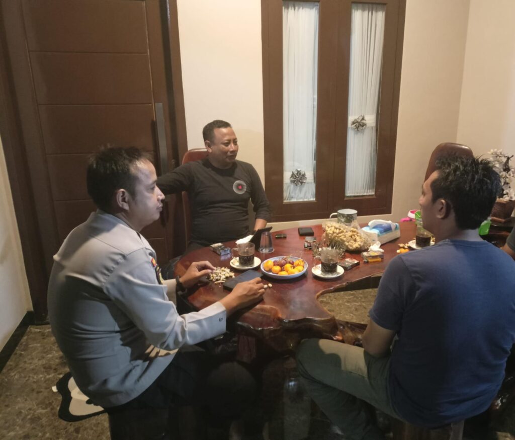 Bhabinkamtibmas Polsek Bojong Gelar Sambang Door to Door untuk Ciptakan Kondusifitas Wilayah 6 WhatsApp Image 2024 08 10 at 07.36.01
