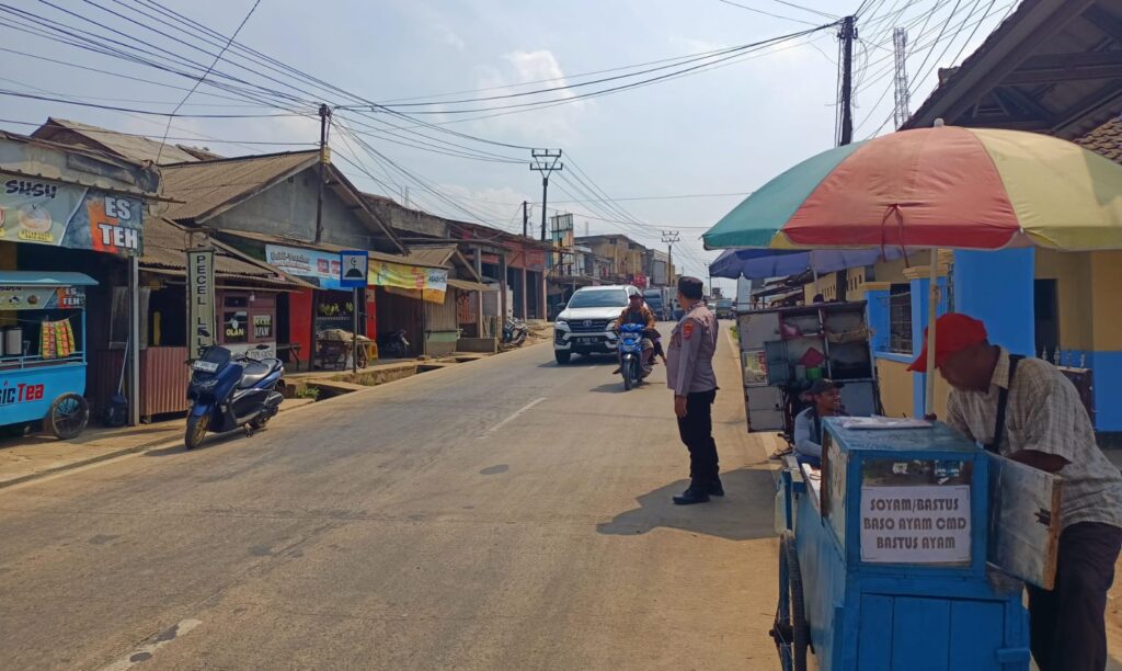 Polsek Bojong Polres Pandeglang Gelar Kegiatan Strong Point Ciptakan Kamseltibcar Lantas 7 WhatsApp Image 2024 08 10 at 08.04.50