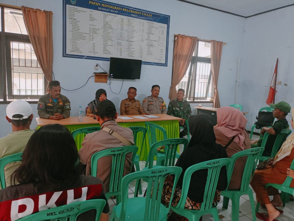 Bhabinkamtibmas Polres Pandeglang Briptu Aris Munandar hadiri rapat koordinasi pembentukan panitia 8 WhatsApp Image 2024 08 13 at 09.26.23