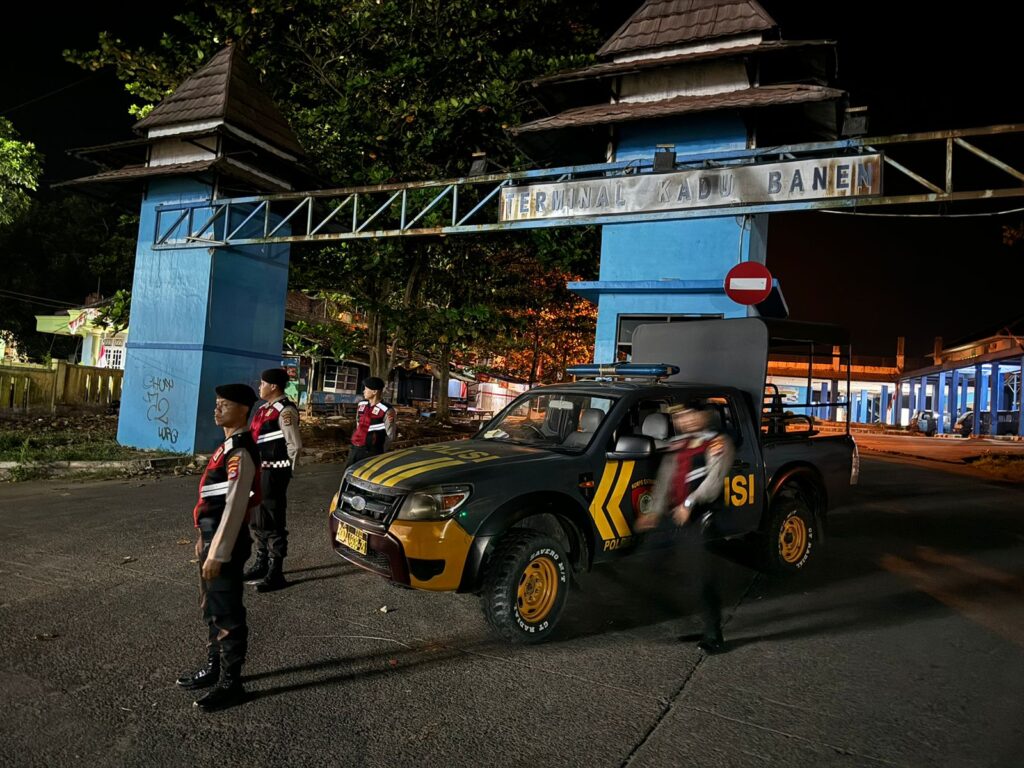 Sat Samapta Polres Pandeglang Cegah Premanisme di Terminal Kadubanen dengan Blue Light Patrol 10 WhatsApp Image 2024 08 27 at 05.57.47 1