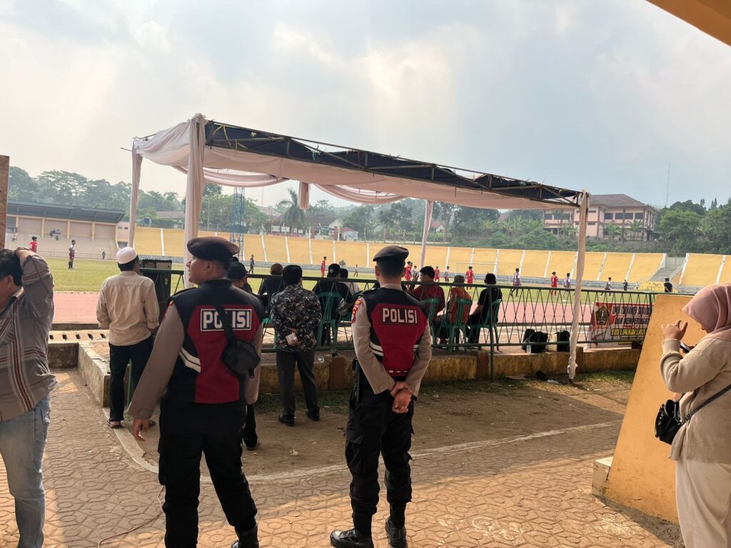 Sat Samapta Polres Pandeglang Berikan Pengamanan Ketat pada Pertandingan Sepak Bola di Stadion Badak Pandeglang 2 WhatsApp Image 2024 08 27 at 16.04.32 1