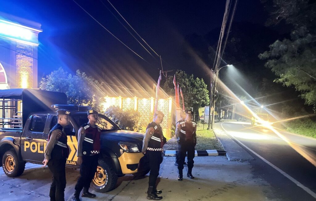 Sat Samapta Polres Pandeglang Gelar Patroli di Perbatasan Sabi, Jaga Kondusifitas Wilayah 8 WhatsApp Image 2024 08 29 at 05.21.28 1