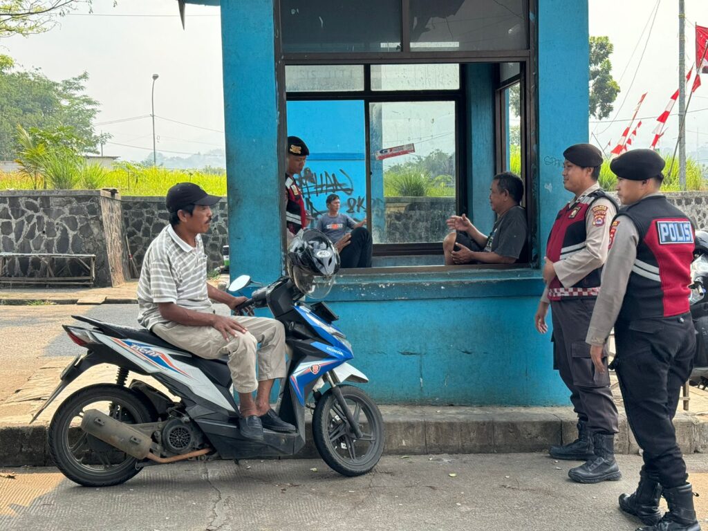 Personil Patroli Sat Samapta Polres Pandeglang Sambangi Tukang Ojek di Terminal Kadubanen 2 WhatsApp Image 2024 08 29 at 16.38.02 1