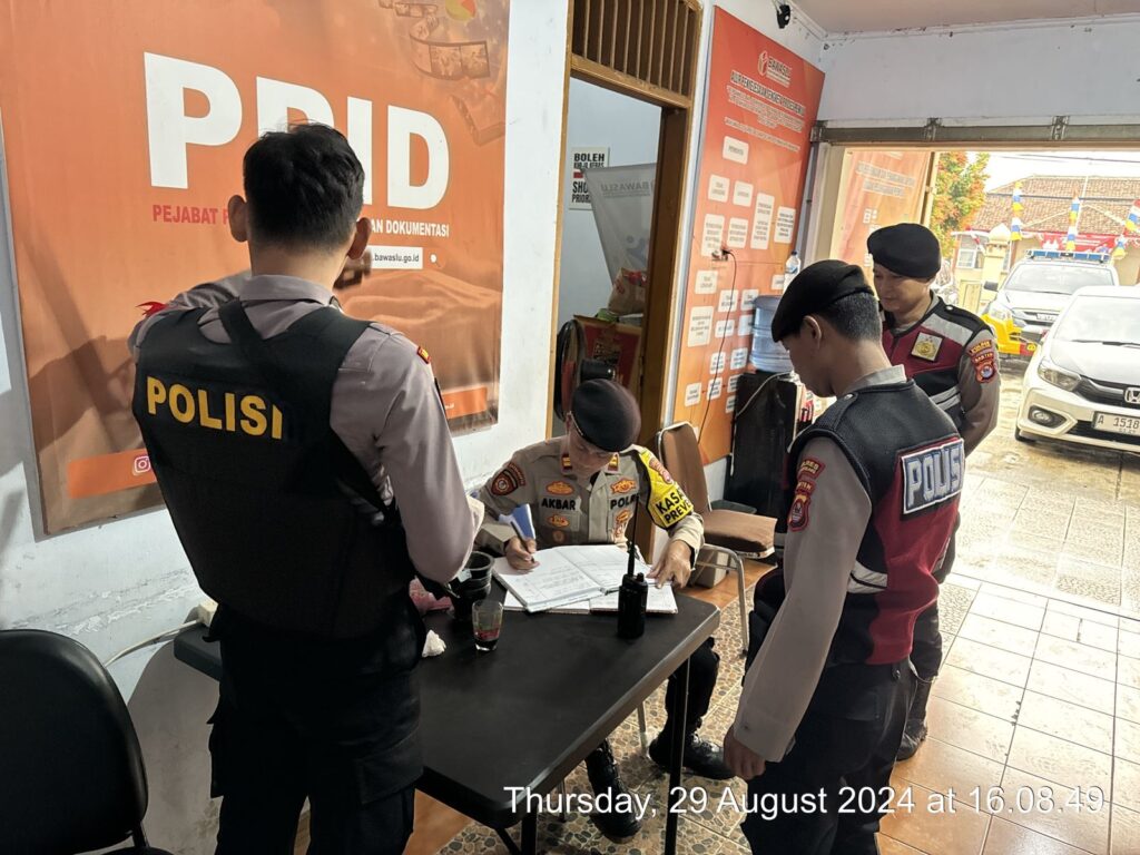 Kasat Samapta Polres Pandeglang IPTU Akbar Gelar Kontrol Personil Pengamanan di Kantor Bawaslu Kabupaten Pandeglang 1 WhatsApp Image 2024 08 29 at 17.02.41 1