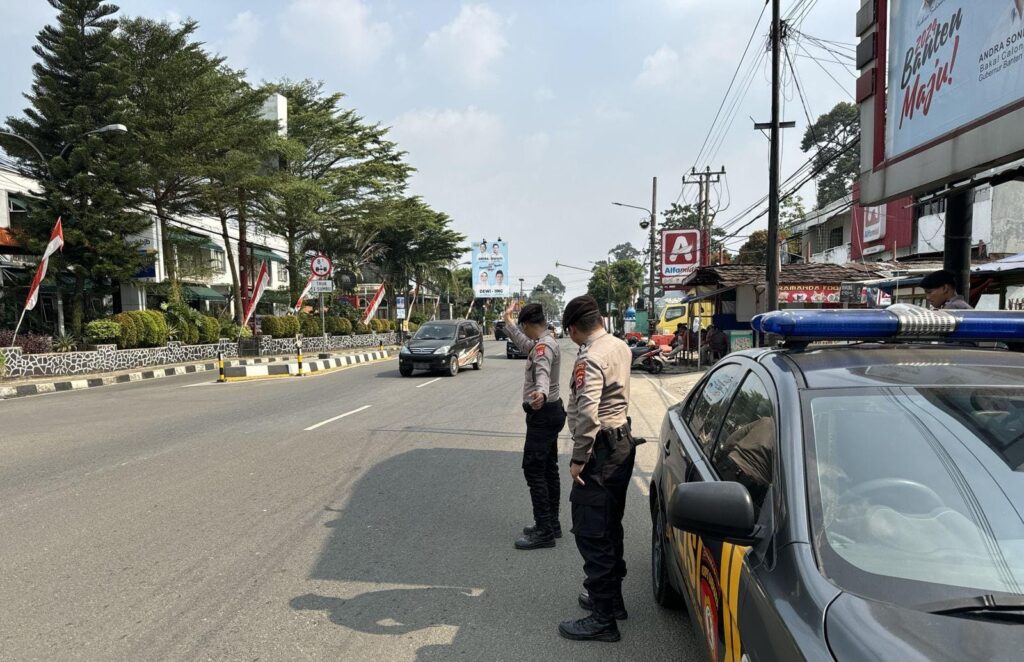 Sat Samapta Polres Pandeglang Gelar Patroli Dialogis pada Jam Pulang Sekolah di Pertigaan Cigadung 4 WhatsApp Image 2024 08 29 at 17.02.41
