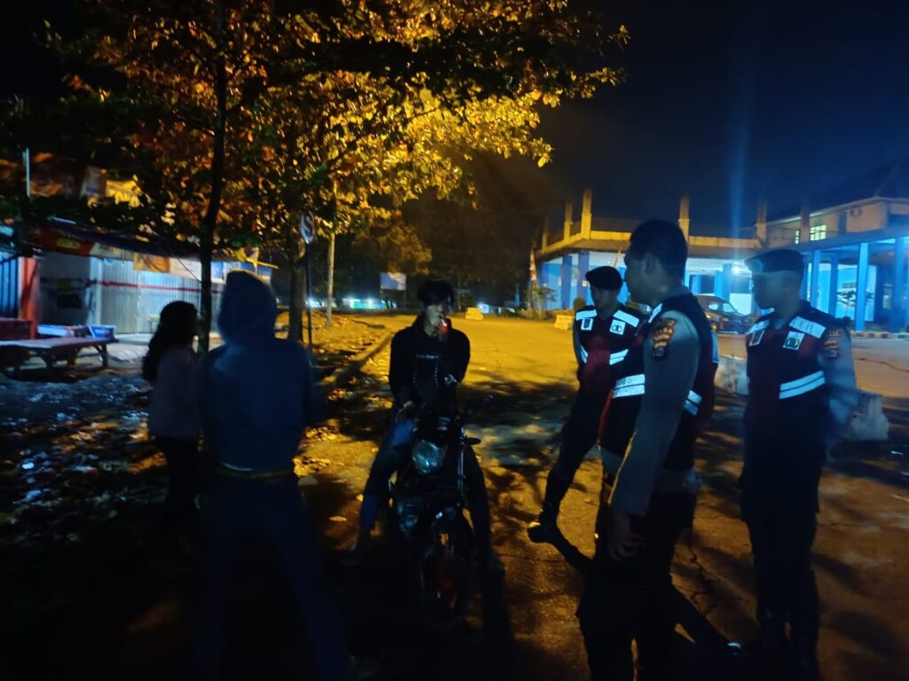 Sat Samapta Polres Pandeglang Gelar Patroli Malam Dialogis, Sambangi Remaja di Lokasi Nongkrong 9 WhatsApp Image 2024 08 30 at 05.14.25 1