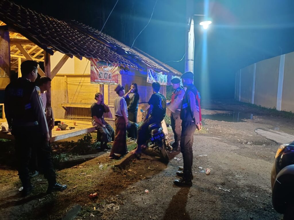 Sat Samapta Polres Pandeglang Gelar Kegiatan Dialogis di Stadion Badak, Sambangi Poskamling untuk Tingkatkan Keamanan 10 WhatsApp Image 2024 08 30 at 05.14.25