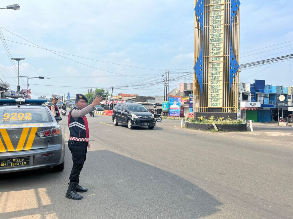 Sat Samapta Polres Pandeglang Gelar Kegiatan Strong Point di Jalur Utama untuk Urai Kemacetan 6 WhatsApp Image 2024 08 30 at 15.58.07