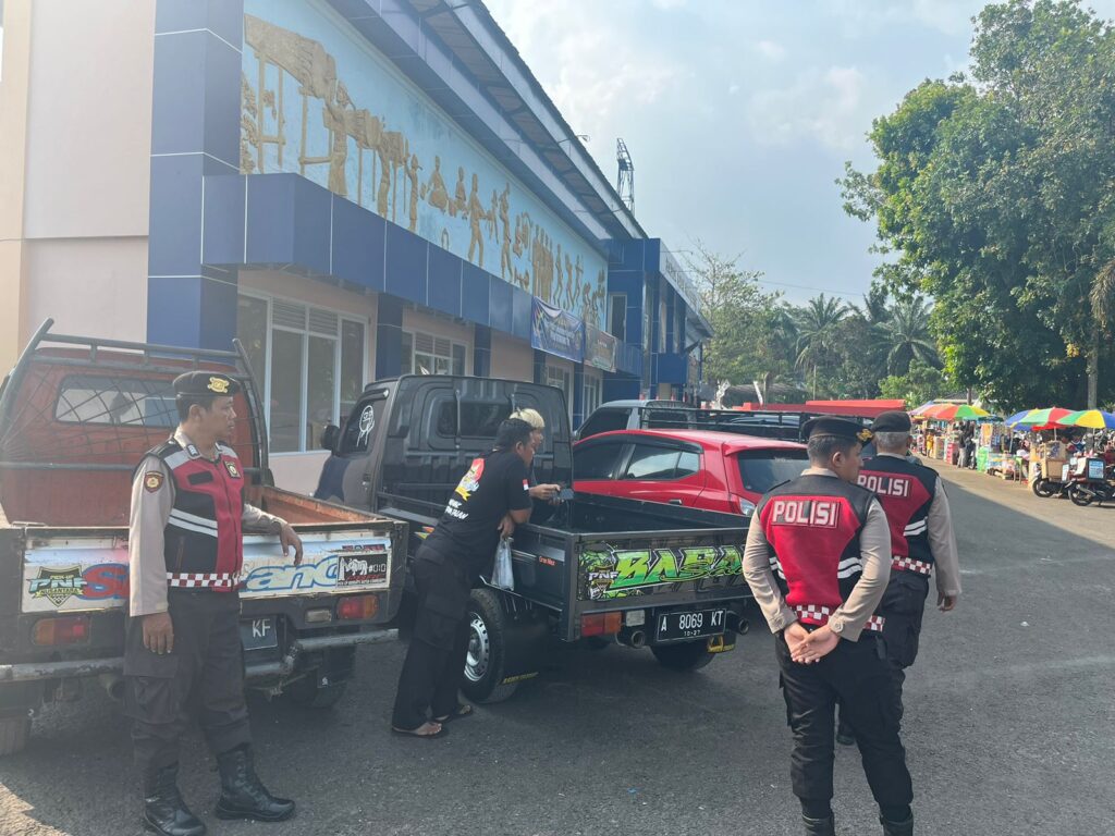Sat Samapta Polres Pandeglang Gelar Patroli Dialogis di Seputaran Stadion Badak untuk Cegah Penyakit Masyarakat 4 WhatsApp Image 2024 08 30 at 15.58.08 1
