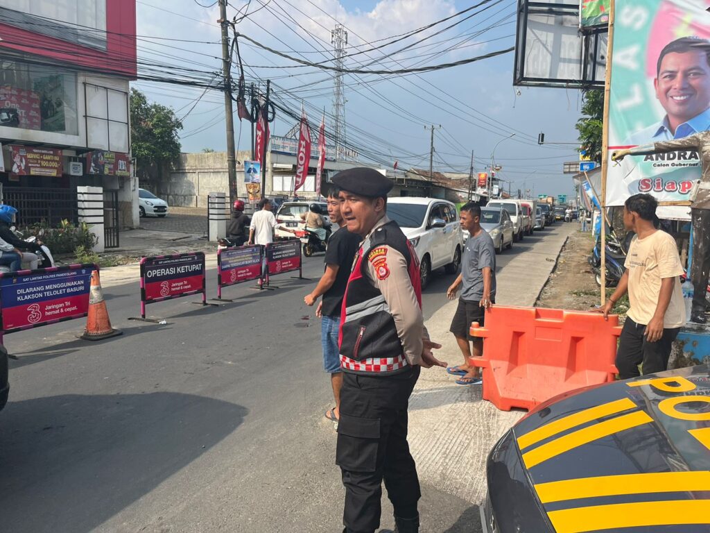 Sat Samapta Polres Pandeglang Pantau Arus Lalu Lintas di Pertigaan Cipacung untuk Pertahankan Kelancaran 5 WhatsApp Image 2024 08 30 at 15.58.08