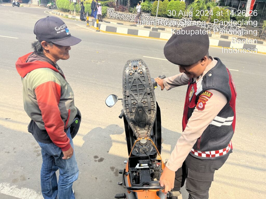 Sat Samapta Polres Pandeglang Cegah Aksi Premanisme dengan Pengecekan Bawaan Tukang Ojek di Jok Motor 3 WhatsApp Image 2024 08 30 at 17.37.39