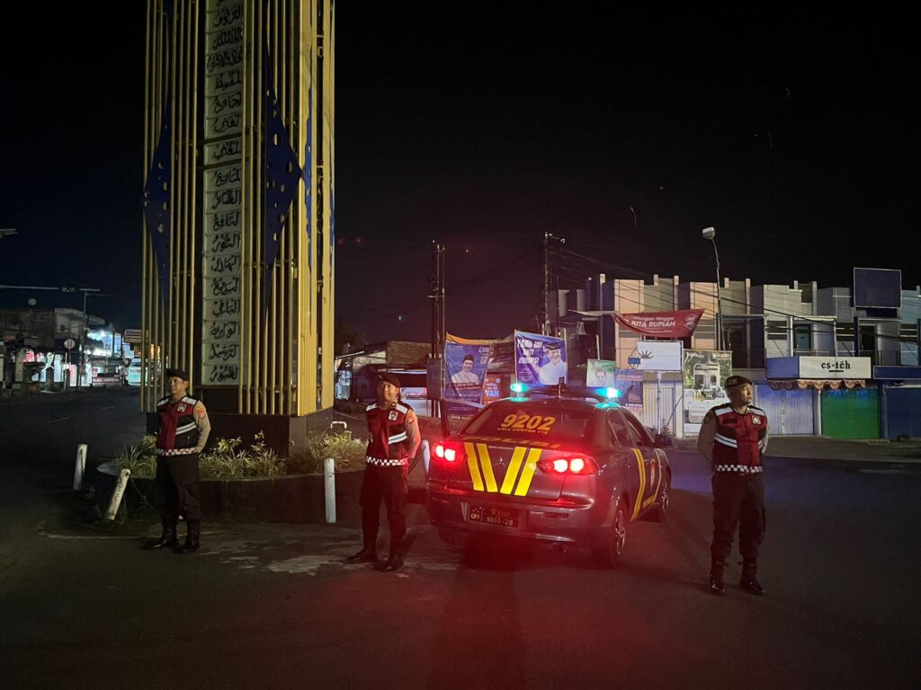 Kasat Samapta Polres Pandeglang IPTU Akbar Pimpin Patroli Malam Akhir Pekan untuk Jaga Kondusifitas Wilayah 2 WhatsApp Image 2024 08 31 at 04.28.55