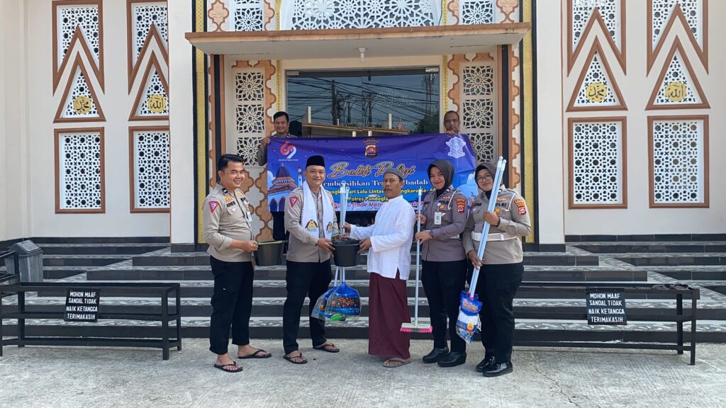 Satlantas Polres Pandeglang Gelar Bakti Religi Peringati HUT Lantas ke-69 dengan Bersih-bersih Masjid dan Berikan Alat Korve 5 IMG 20240905 WA0002