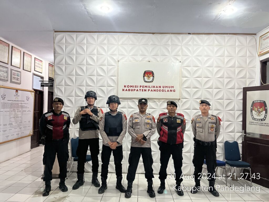 Sat Samapta Polres Pandeglang Siaga 24 Jam Berikan Pengamanan di Kantor KPU Kabupaten Pandeglang 10 WhatsApp Image 2024 09 01 at 05.07.40
