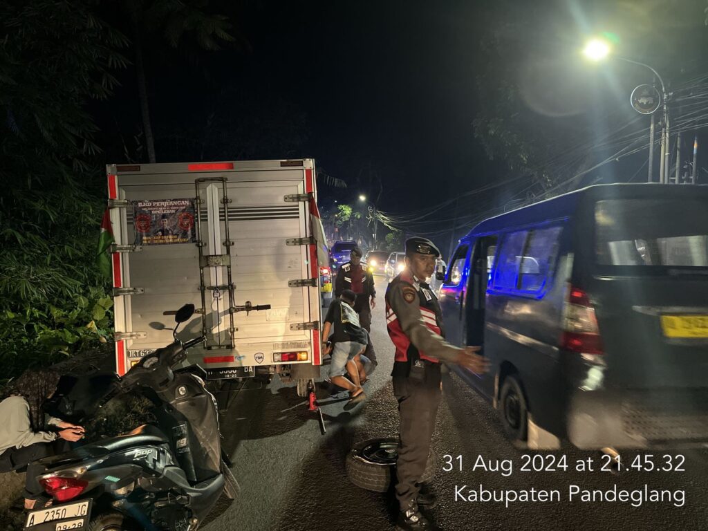 Personil Patroli Sat Samapta Polres Pandeglang Berikan Pelayanan Prima dengan Pertolongan pada Kendaraan Angkutan Mogok 8 WhatsApp Image 2024 09 01 at 05.07.41