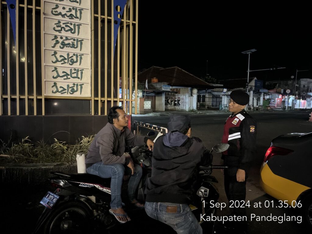 Sat Samapta Polres Pandeglang Gelar Patroli Malam, Sambangi Tukang Ojek di Pertigaan Cigadung 7 WhatsApp Image 2024 09 01 at 05.07.43