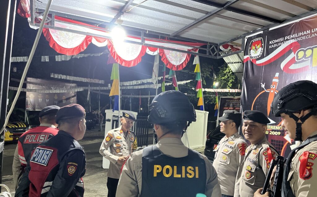 Kasat Samapta Polres Pandeglang IPTU Akbar Instruksikan Petugas Pengamanan KPU Selalu Waspada dan Laporkan Situasi Terkini 5 WhatsApp Image 2024 09 01 at 05.15.56