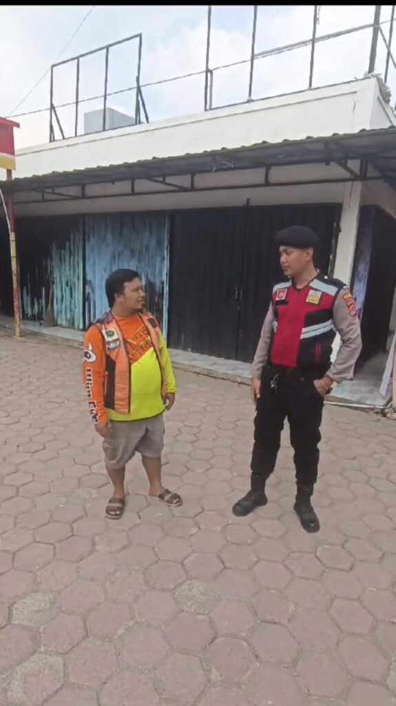 Sat Samapta Polres Pandeglang Gelar Kegiatan Dialogis dengan Juru Parkir di Perempatan Kadubanen 4 WhatsApp Image 2024 09 01 at 16.15.33