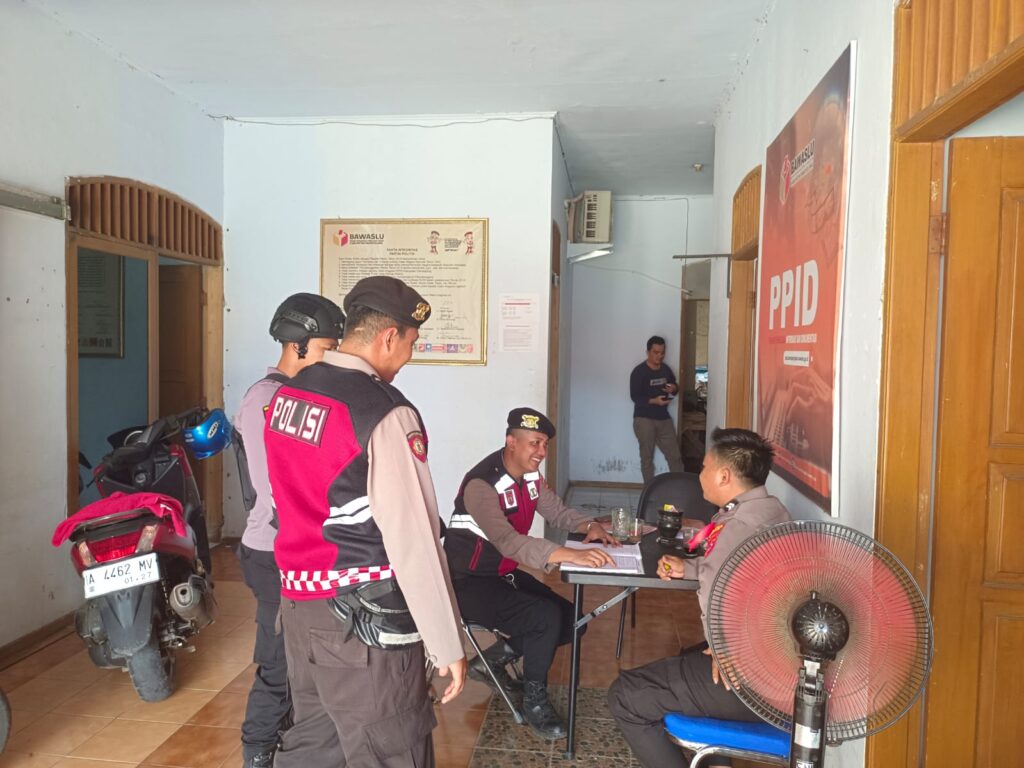 Sat Samapta Polres Pandeglang Ramaikan Pengamanan Kantor Bawaslu dalam Operasi Mantap Praja 2024 2 WhatsApp Image 2024 09 01 at 16.15.34