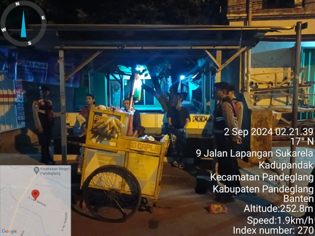 Sat Samapta Polres Pandeglang Sambangi Pedagang Bakso Keliling, Patroli Malam Disertai Himbauan Kamtibmas 7 WhatsApp Image 2024 09 02 at 03.50.01 1