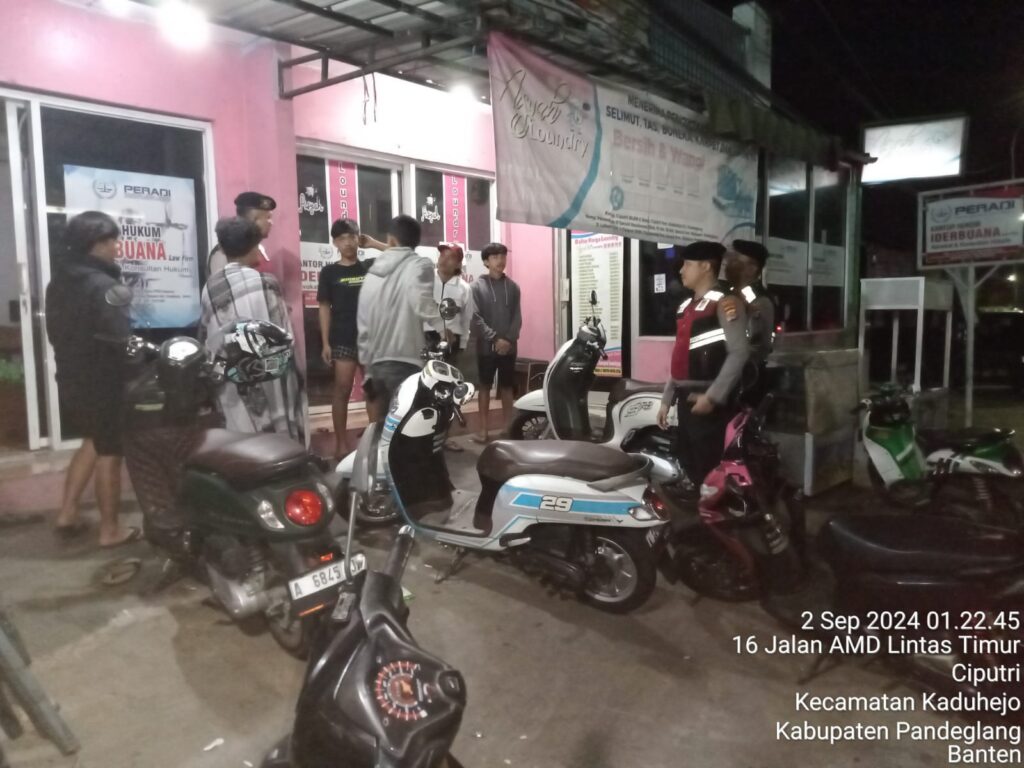 Sat Samapta Polres Pandeglang Sambangi Pemuda Nongkrong di Pinggir Jalan, Berikan Himbauan Kamtibmas 4 WhatsApp Image 2024 09 02 at 03.50.05