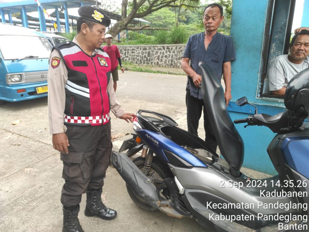 Sat Samapta Polres Pandeglang Patroli di Terminal Kadubanen, Periksa Jok Motor Ojek untuk Cegah Premanisme 10 WhatsApp Image 2024 09 02 at 17.11.37 1