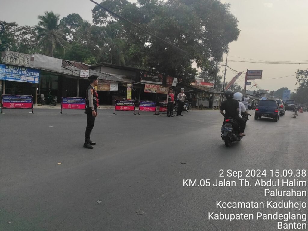 Sat Samapta Polres Pandeglang Gelar Strong Point Sore di Persimpangan Cipacung untuk Kendalikan Arus Lalu Lintas 1 WhatsApp Image 2024 09 02 at 17.11.37