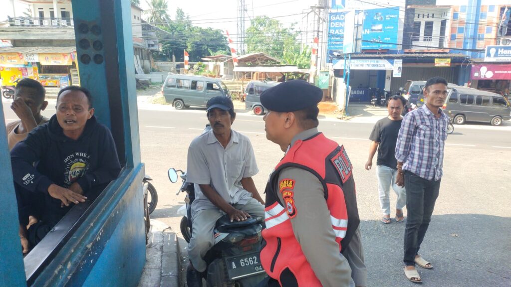 Personil Sat Samapta Polres Pandeglang Berikan Edukasi Tertib Berlalu Lintas kepada Tukang Ojek di Terminal Kadubanen 2 WhatsApp Image 2024 09 03 at 17.07.44