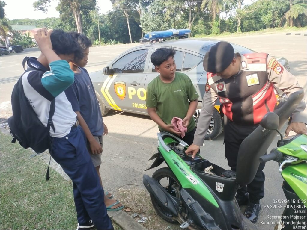 Sat Samapta Polres Pandeglang Gelar Patroli di Stadion Badak, Berikan Himbauan kepada Anak di Bawah Umur yang Mengendarai Motor 1 WhatsApp Image 2024 09 03 at 17.07.46