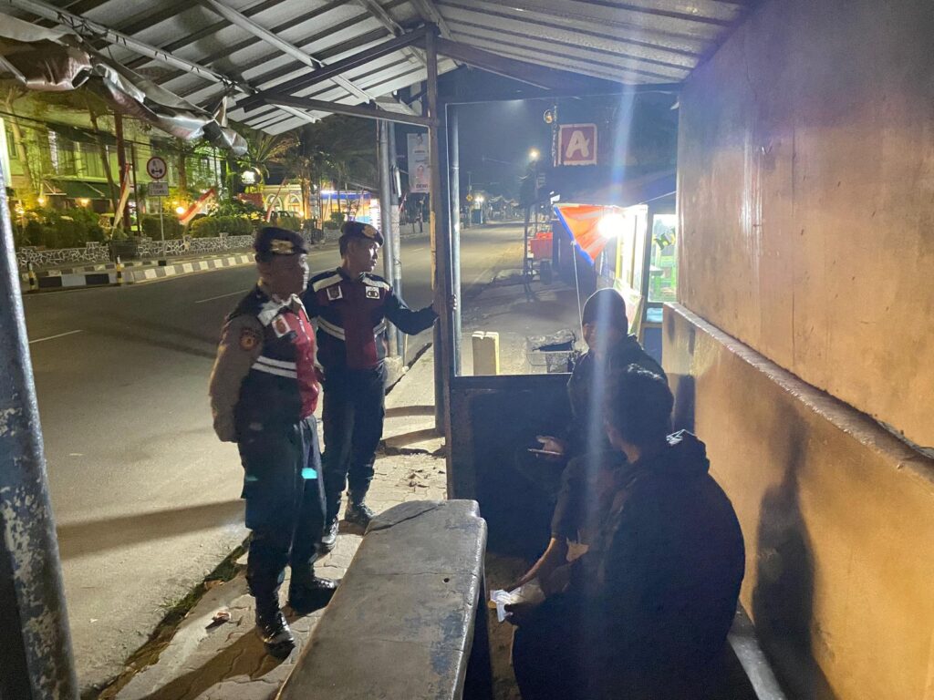 Sat Samapta Polres Pandeglang Sambangi Penumpang di Persimpangan Cigadung, Pastikan Keamanan Malam Hari 10 WhatsApp Image 2024 09 04 at 05.43.56