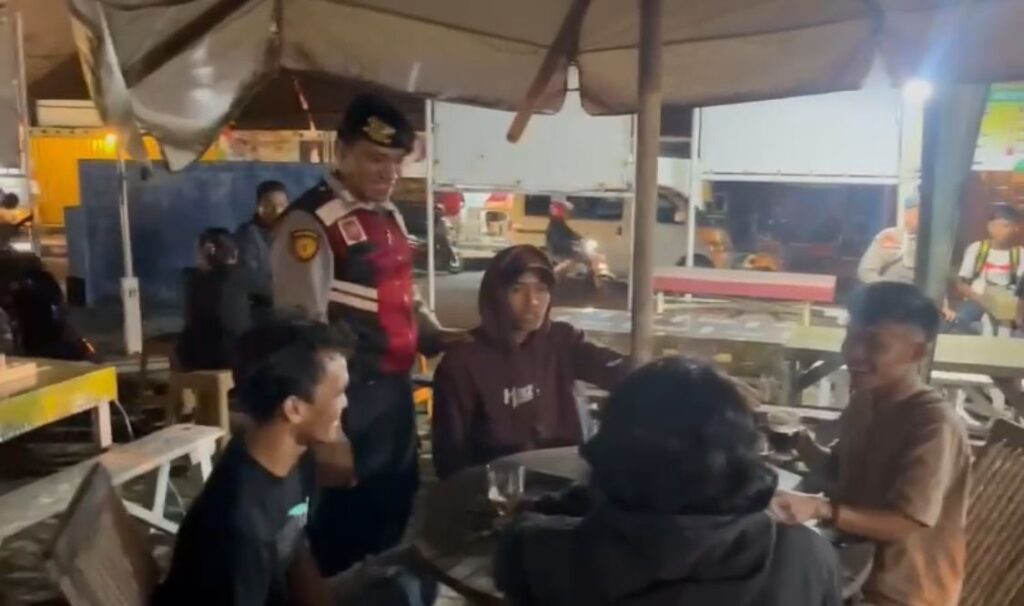 Sat Samapta Polres Pandeglang Gelar Patroli Jalan Kaki di Kafe, Berikan Himbauan kepada Remaja 8 WhatsApp Image 2024 09 04 at 05.43.56 2