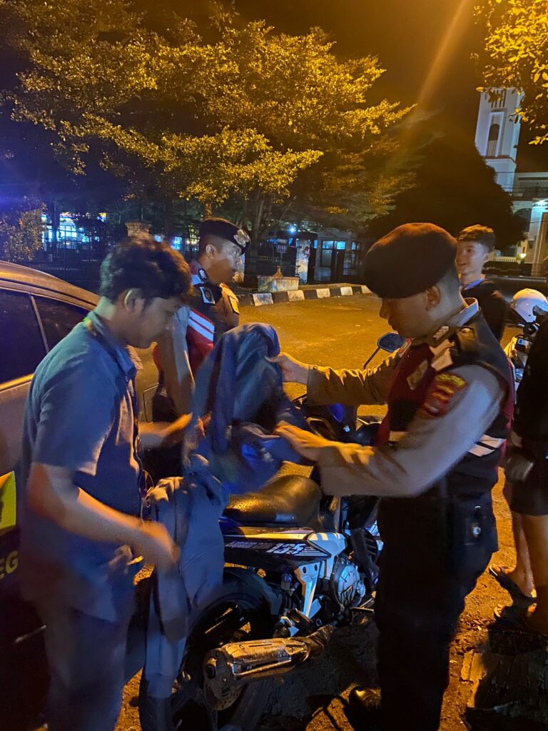Sat Samapta Polres Pandeglang Sisir Alun-Alun Malam Hari, Cegah Aksi Balap Liar 7 WhatsApp Image 2024 09 04 at 05.43.57