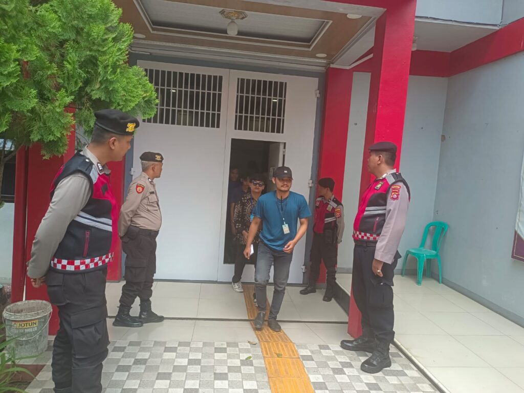 Sat Samapta Polres Pandeglang Amankan Aksi Audiensi GEMA di Rutan Kelas IIB Pandeglang 4 WhatsApp Image 2024 09 04 at 15.39.58