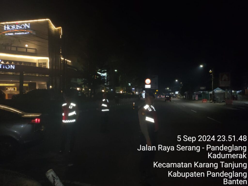 Sat Samapta Polres Pandeglang Gelar Patroli Malam di Cigadung, Tingkatkan Keamanan 4 WhatsApp Image 2024 09 06 at 05.13.57