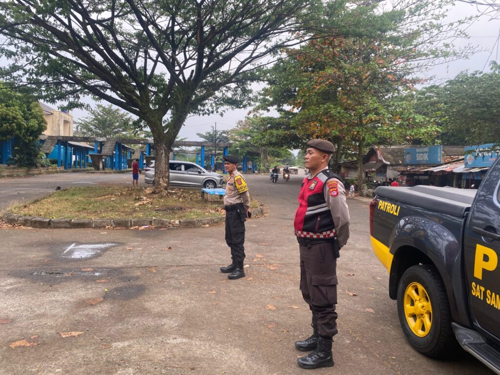 Kasat Samapta Polres Pandeglang IPTU Akbar Pimpin Patroli di Terminal Kadubanen, Jaga Kondusifitas 6 WhatsApp Image 2024 09 06 at 10.37.36