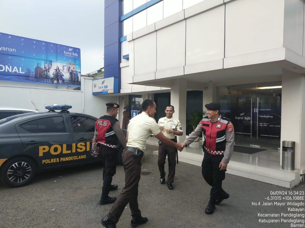 Sat Samapta Polres Pandeglang Berikan Himbauan Kamtibmas dalam Patroli Dialogis di Obyek Vital Perbankan 10 WhatsApp Image 2024 09 06 at 18.01.00