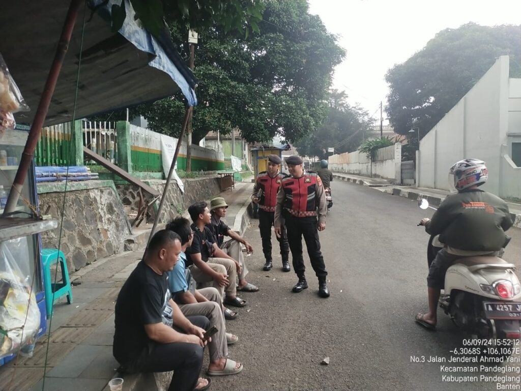 Sat Samapta Polres Pandeglang Sambangi Warung Kopi Pasar Badak, Ajak Ngobrol Kamtibmas dan Dengarkan Aspirasi Warga 8 WhatsApp Image 2024 09 06 at 18.01.04