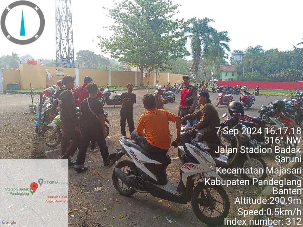 Sat Samapta Polres Pandeglang Sambangi Pengunjung Stadion Badak, Himbau Selalu Mengunci Kendaraan Saat Parkir 6 WhatsApp Image 2024 09 07 at 16.47.57 1