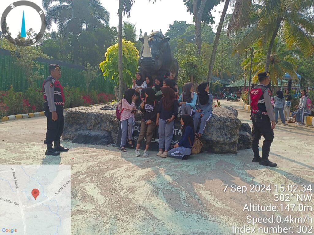 Sat Samapta Polres Pandeglang Sambangi Anak Sekolah di DM Waterpark, Berikan Himbauan Kamtibmas Berhati-Hati Saat Berenang 4 WhatsApp Image 2024 09 07 at 16.47.58
