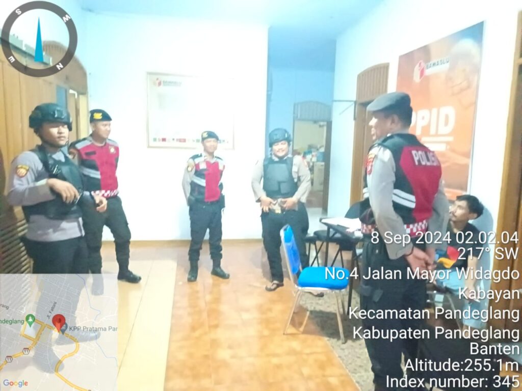 Personil Sat Samapta Polres Pandeglang Berikan Himbauan Kamtibmas kepada Pengamanan Kantor Bawaslu Pandeglang 9 WhatsApp Image 2024 09 08 at 06.11.40