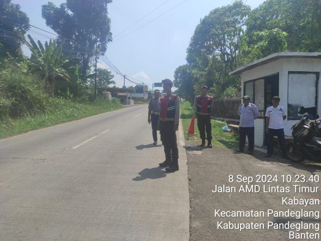 Sat Samapta Polres Pandeglang Gelar Pengaturan Lalu Lintas Arus Balik Akhir Pekan di Pertigaan Cipacung 2 WhatsApp Image 2024 09 08 at 16.53.22 1