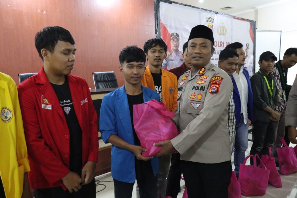 Polres Pandeglang Gelar Kegiatan Bakti Sosial Polri Presisi Menyambut Bulan Suci Ramadhan 1446 H 10 WhatsApp Image 2025 02 27 at 14.09.43