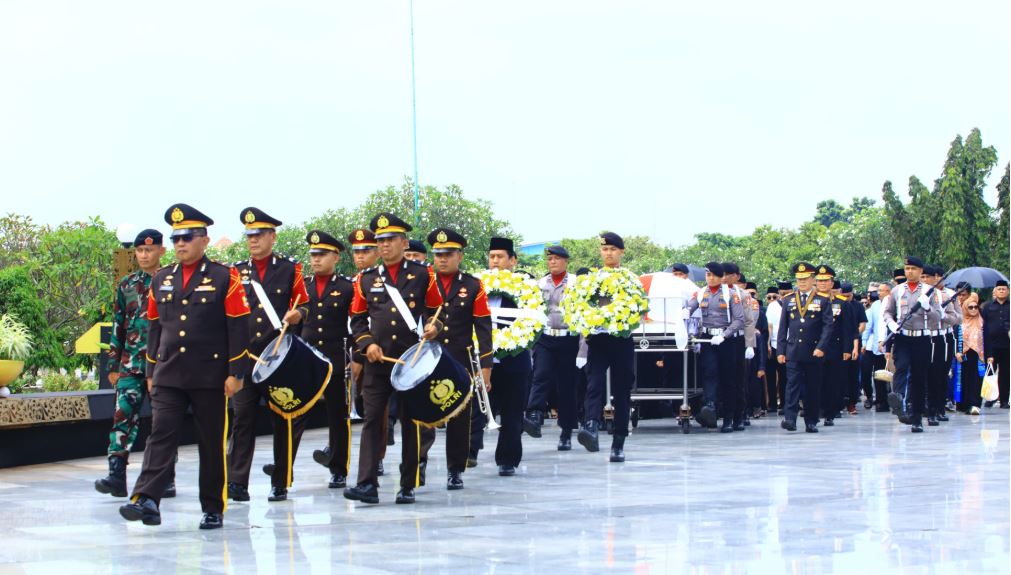 Kabareskrim Pimpin Upacara Pemakaman Eks Wakapolri Komjen (Purn) Syafruddin 10 ewqs