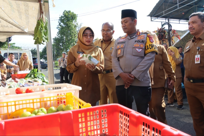 Kapolres Pandeglang Dampingi Bupati dalam Gerakan Pangan Murah dan Pasar Tani Jelang Idulfitri 2025 6 IMG 20250311 123745